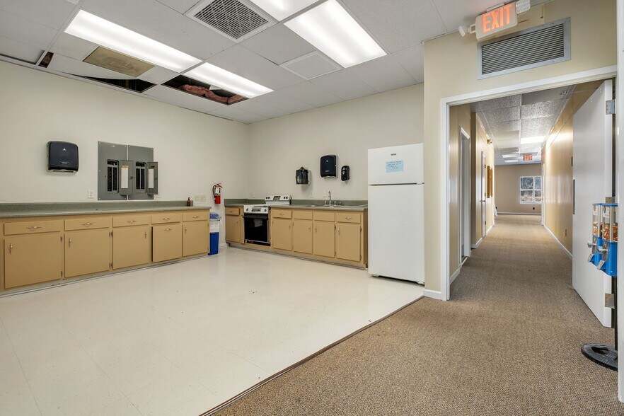 More Photos Of 1690 Capital Cir SW, Tallahassee Warehouse For Sale