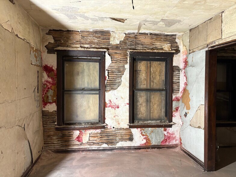 More Photos Of 2301 W Superior St, Duluth Storefront Retail Residential For Sale