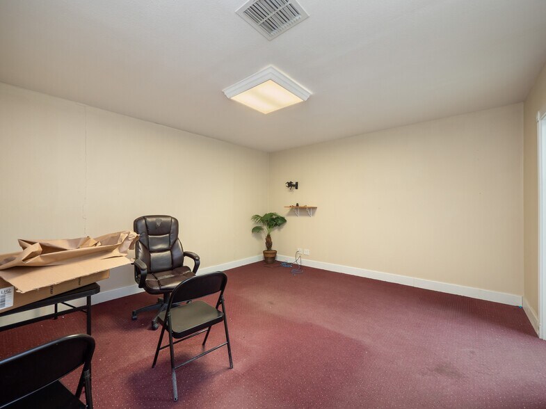 More Photos Of 318 W Byrd Blvd, Universal City Office For Sale