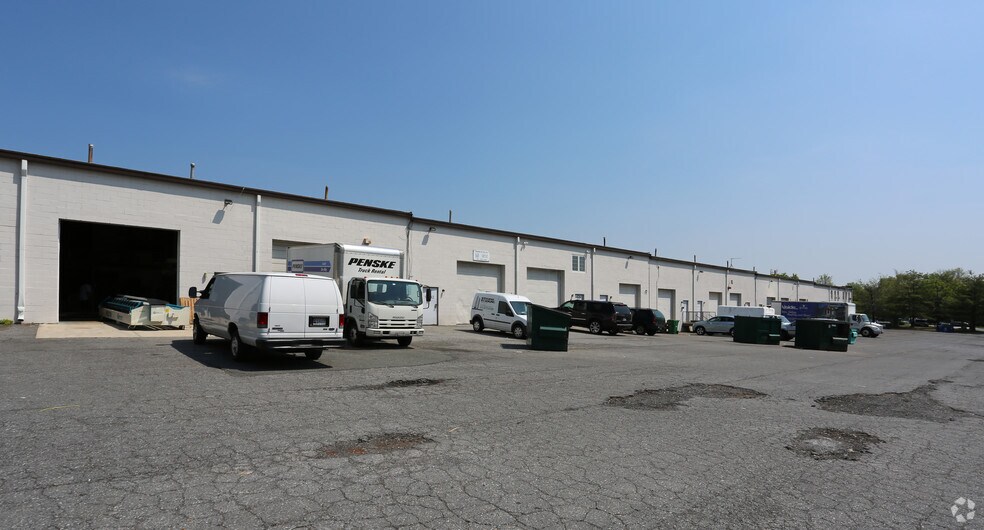 More Photos Of 15720-15754 Crabbs Branch Way, Rockville Showroom For Lease