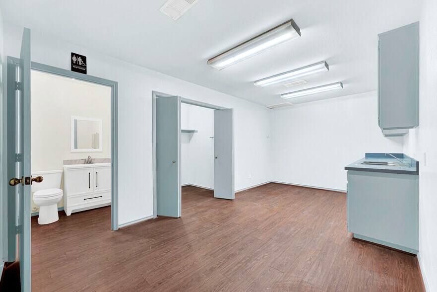 More Photos Of 326 S Edmonds Ln, Lewisville Medical For Lease