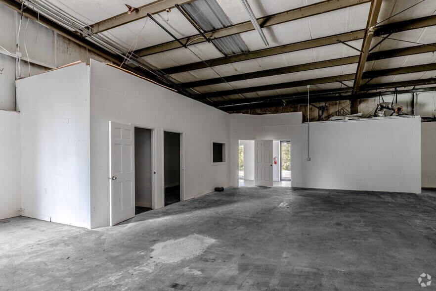 More Photos Of 1000-1026 Savage Ct, Longwood Showroom For Lease