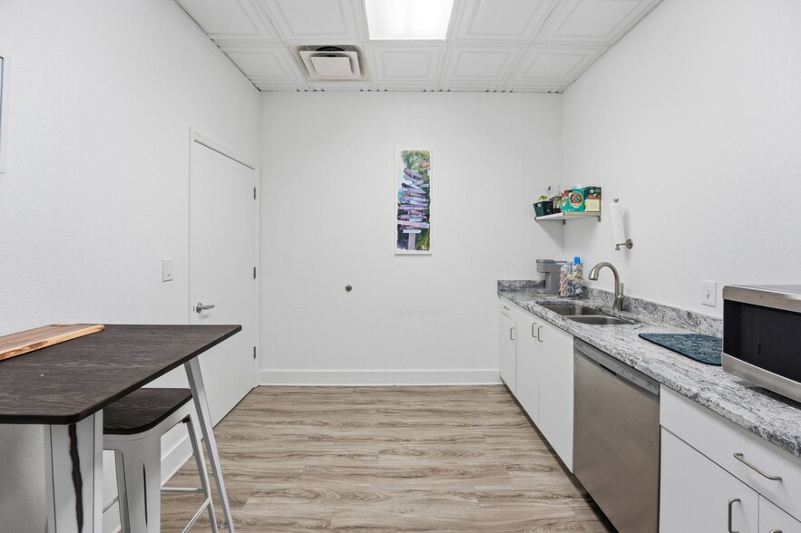 More Photos Of 5404 Hoover Blvd, Tampa Medical For Sale