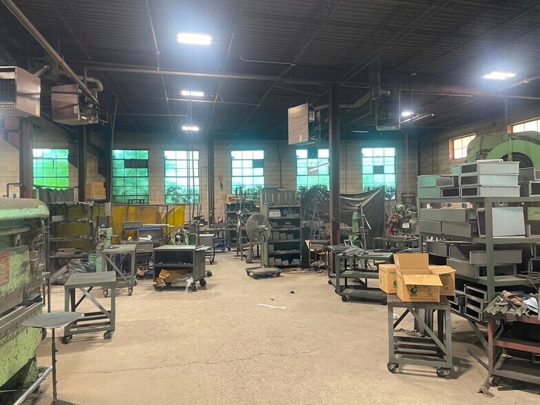 More Photos Of 5504 N Northwest Hwy, Chicago Manufacturing For Sale