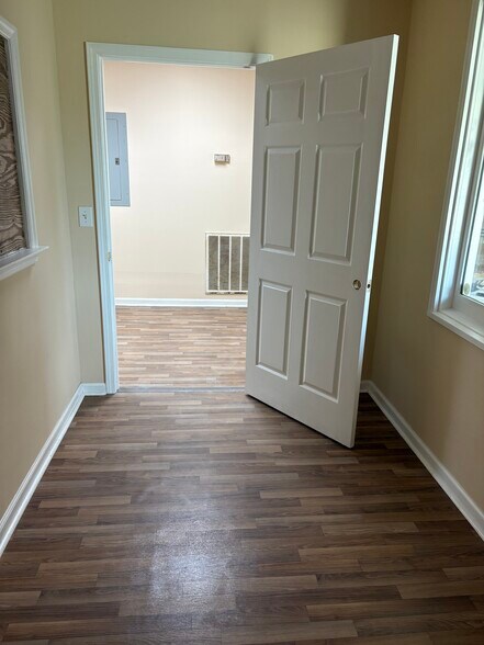 More Photos Of 619 Marcus St, Dublin Light Distribution For Sale