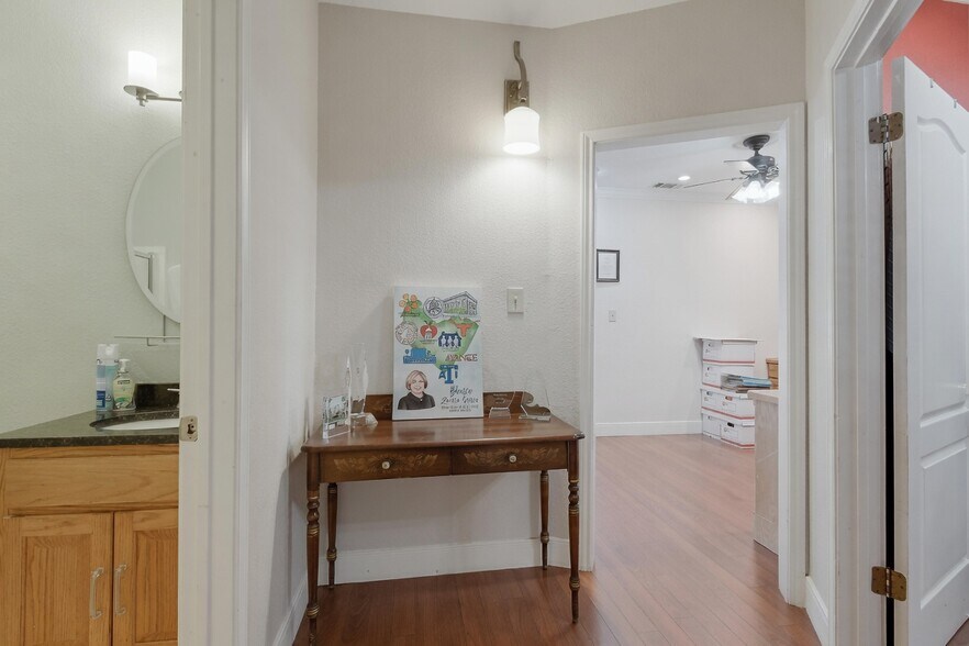 More Photos Of 1715 S 1st St, Austin Office For Sale