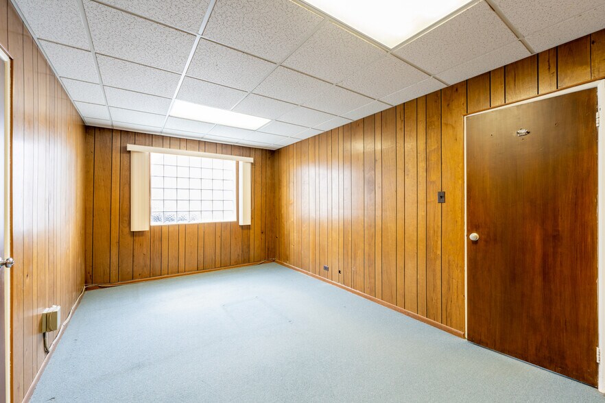 More Photos Of 5355-5365 W Devon Ave, Chicago Storefront For Lease