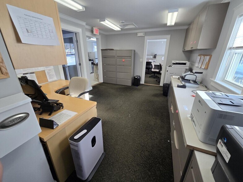 More Photos Of 927-935 MA-6A, Yarmouth Port Office For Sale