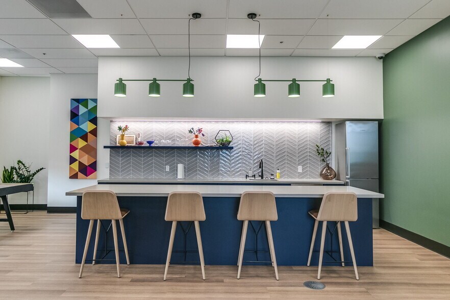More Photos Of 2055 NW Savier St, Portland Office For Lease