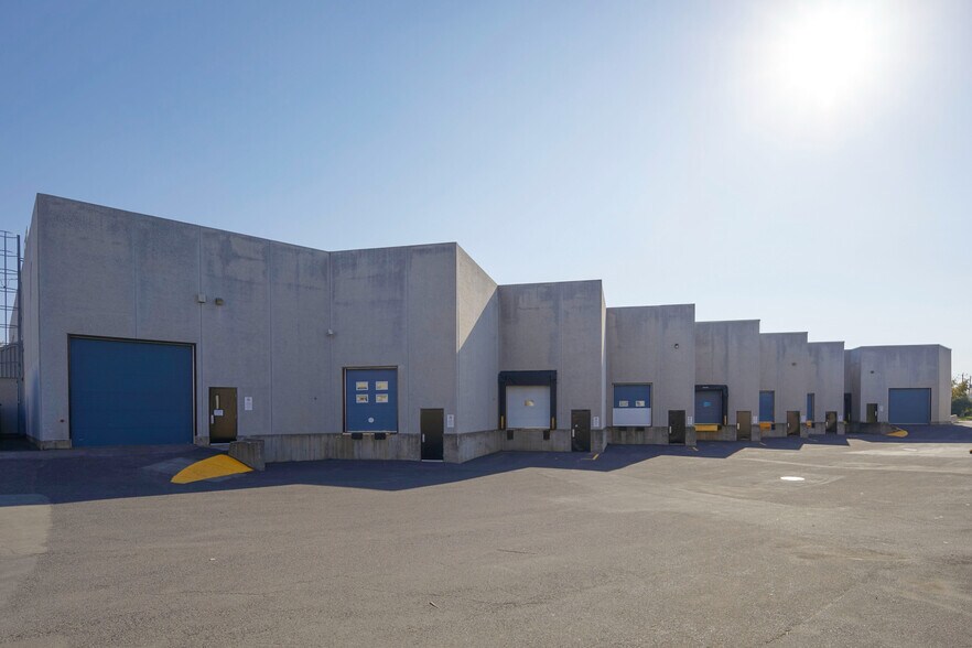 More Photos Of 2156-2168 Rue de la Province, Longueuil Light Distribution For Lease