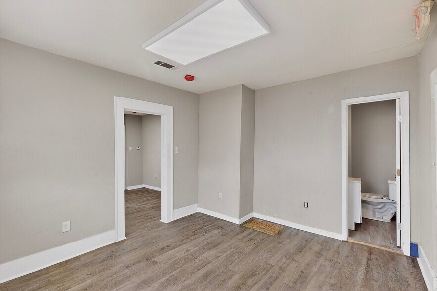 More Photos Of 3818 S Lancaster Rd, Dallas Showroom For Lease