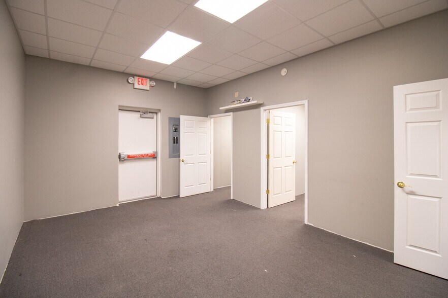 More Photos Of 961-965 E Washington St, Winchester General Retail For Lease