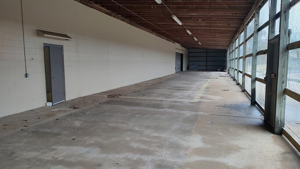 More Photos Of 2202 S Market St, Brenham Department Store For Sale