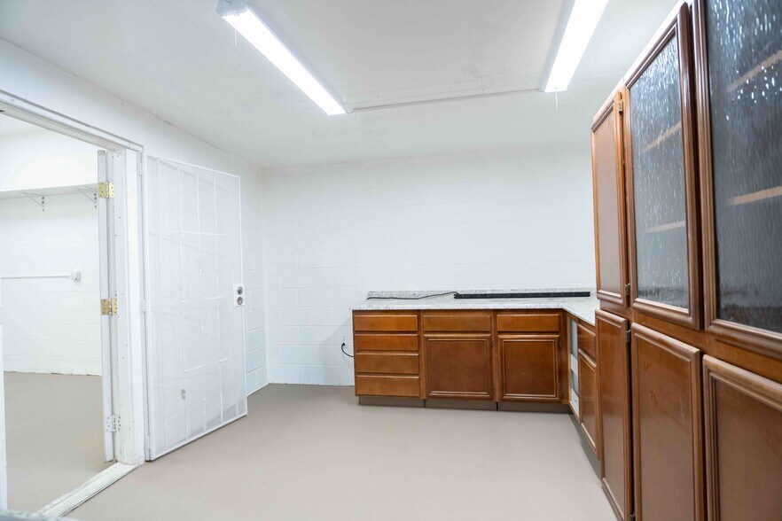 More Photos Of 410 Vista Village Dr, Vista Freestanding For Lease