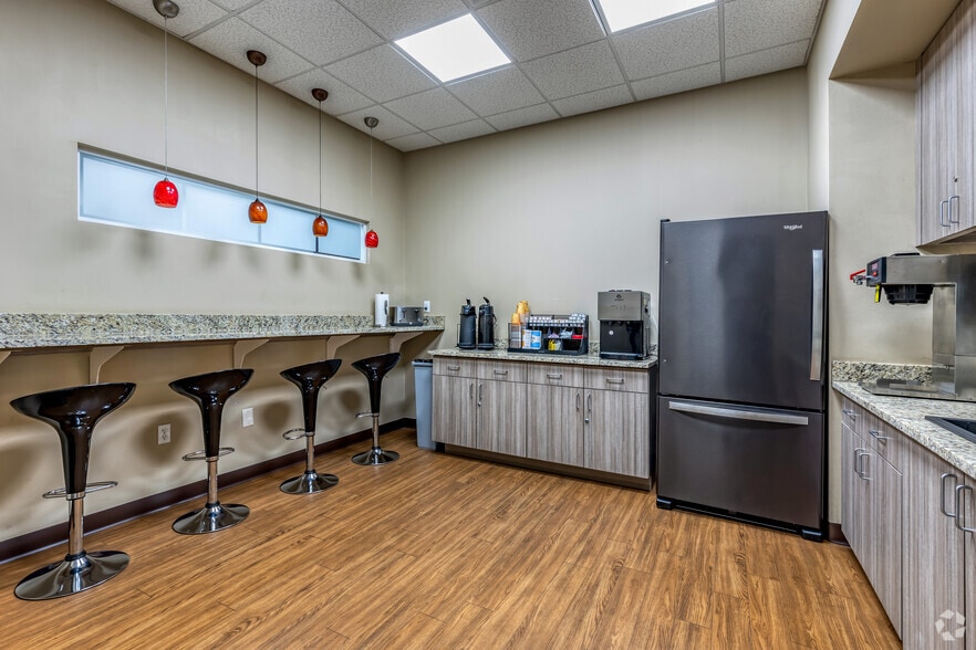 More Photos Of 6151 Lake Osprey Dr, Sarasota Office For Lease