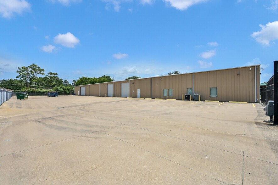 More Photos Of 11322 Neeshaw Dr, Houston Warehouse For Lease