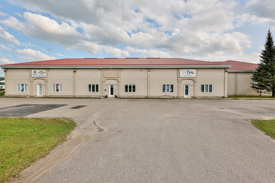More Photos Of 250 Rue Industrielle, St-Roch-de-L'achigan Warehouse For Sale