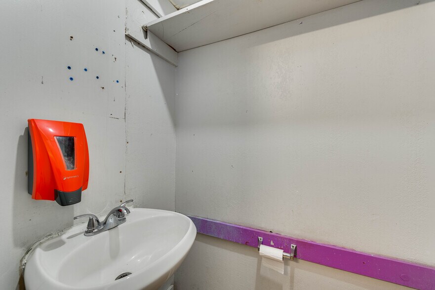 More Photos Of 1005 Austin St, Midland Storefront For Sale