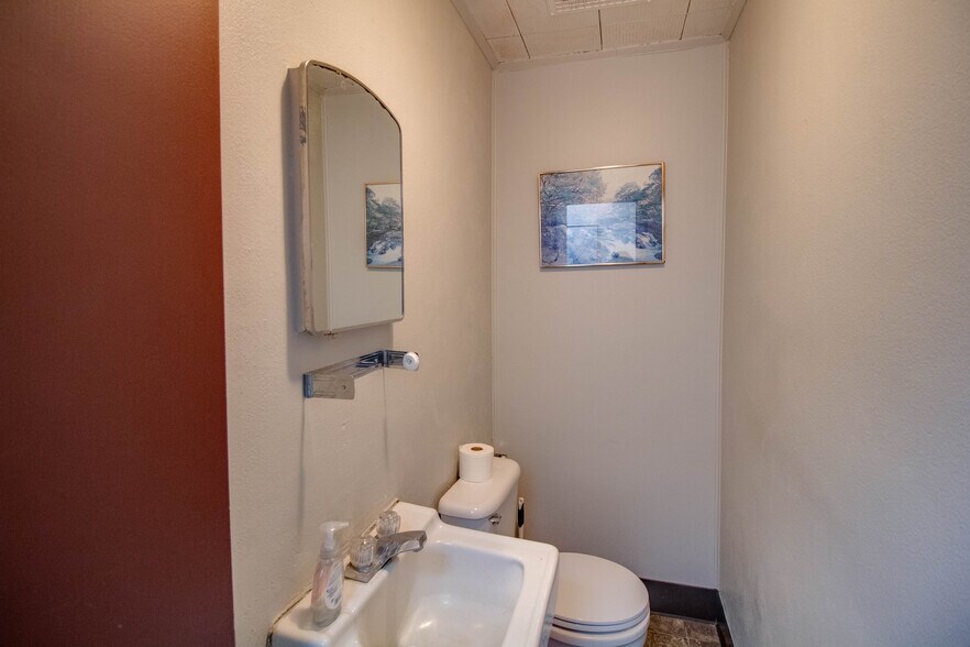 More Photos Of 344 St Louis ave, East Alton Office For Sale