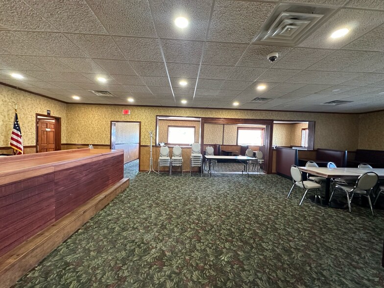 More Photos Of 102 E Park St, Taylorville Freestanding For Sale