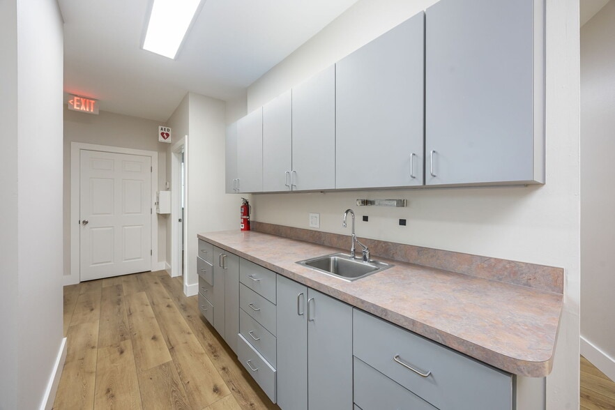 More Photos Of 871 106th Ave N, Naples Medical For Sale