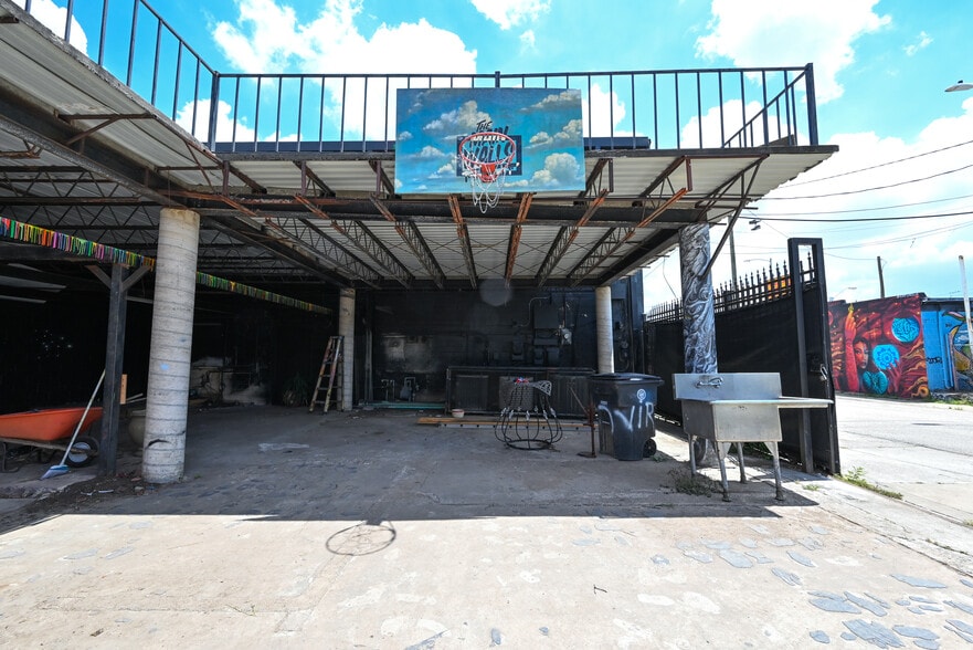 More Photos Of 1917 N Main St, Houston Loft Creative Space For Lease
