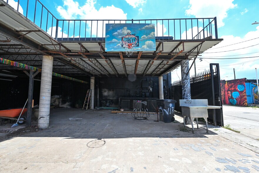 More Photos Of 1917 N Main St, Houston Loft Creative Space For Lease