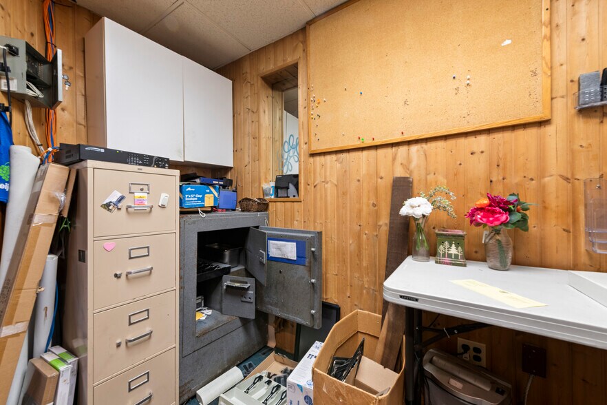 More Photos Of 1090 Rochester Rd, Troy Restaurant For Sale