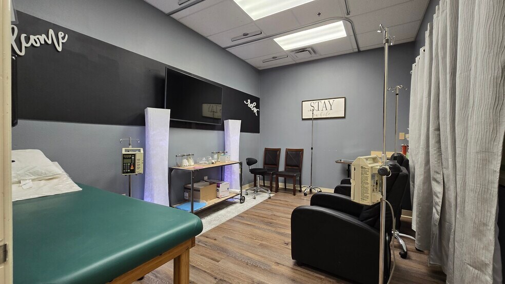 More Photos Of 117-133 W Parkwood Ave, Friendswood Storefront For Lease