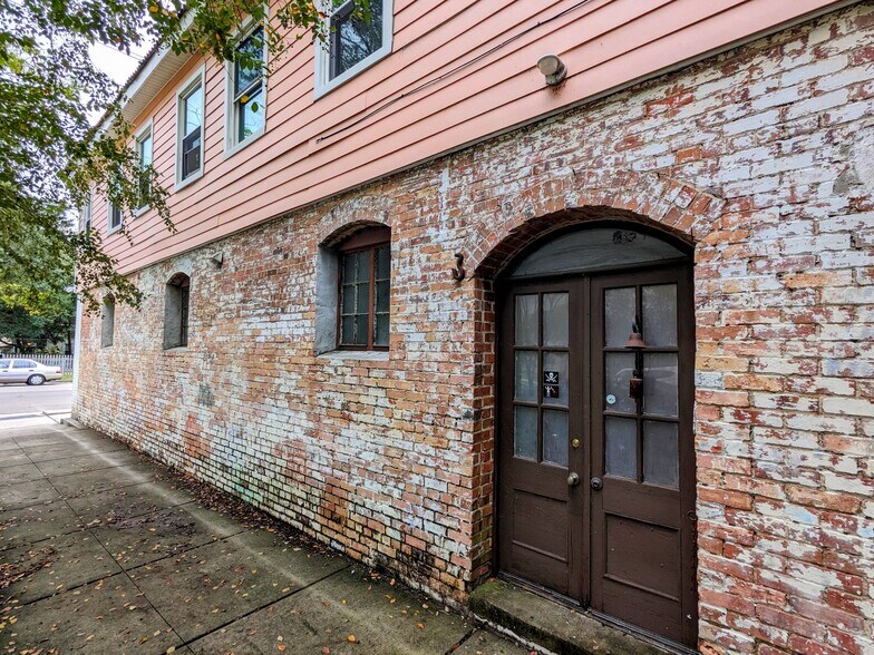 More Photos Of 315-317 Castle St, Wilmington Storefront Retail Residential For Sale