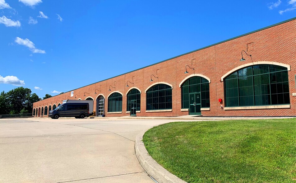 More Photos Of 100 Corporate Dr, Blauvelt Showroom For Lease