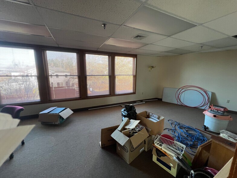 More Photos Of 402-404 Thames St, Groton Office For Lease