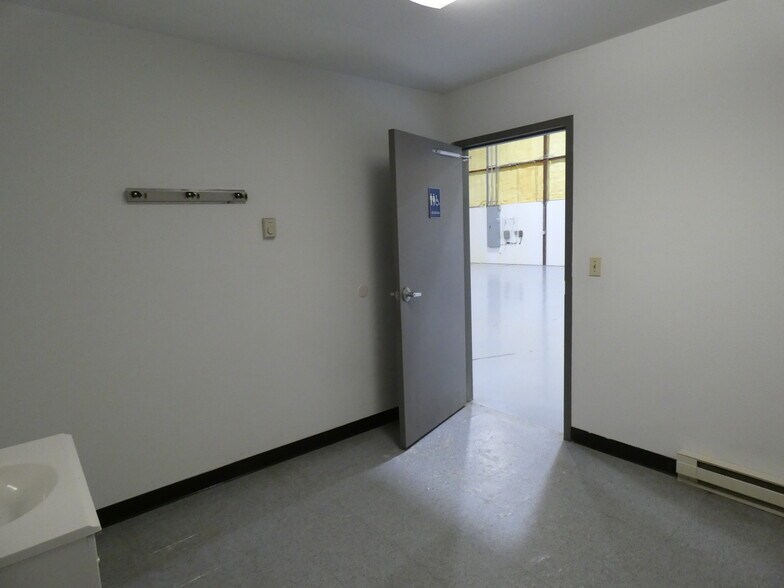 More Photos Of 151 W Henry Trusler Way, Shelton Warehouse For Lease