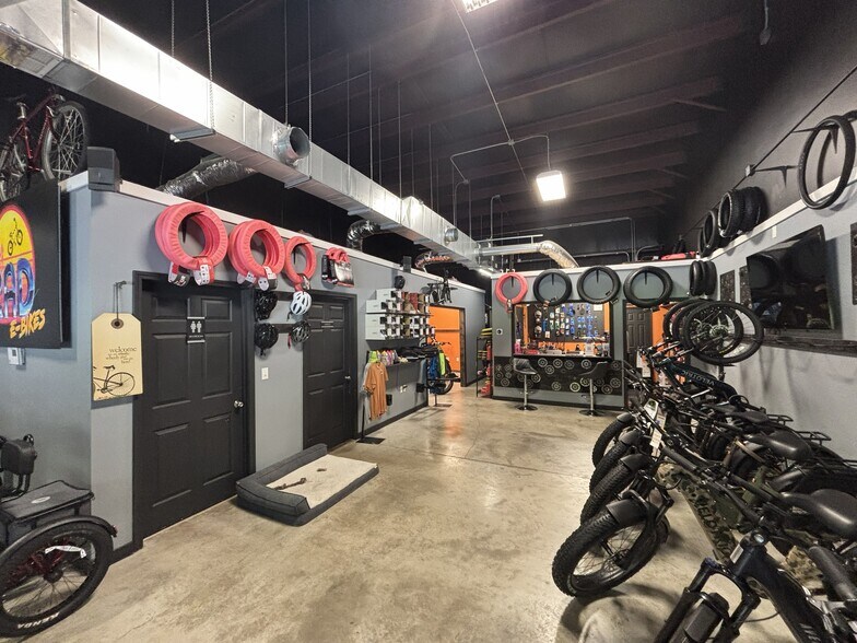 More Photos Of 1008 W Farmer St, Ozark Warehouse For Lease