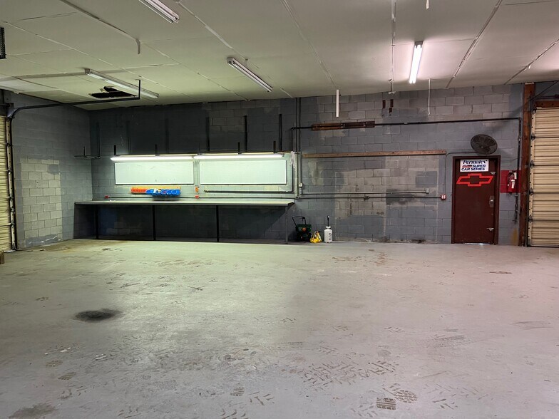 More Photos Of 5918 Coca Cola Blvd, Columbus Warehouse For Lease