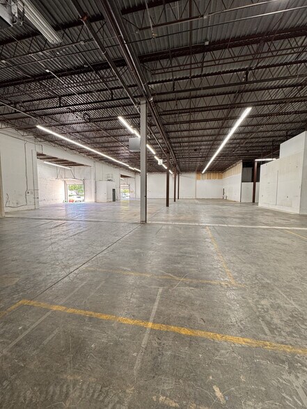 More Photos Of 5600-5628 Lincoln Dr, Edina Light Distribution For Lease