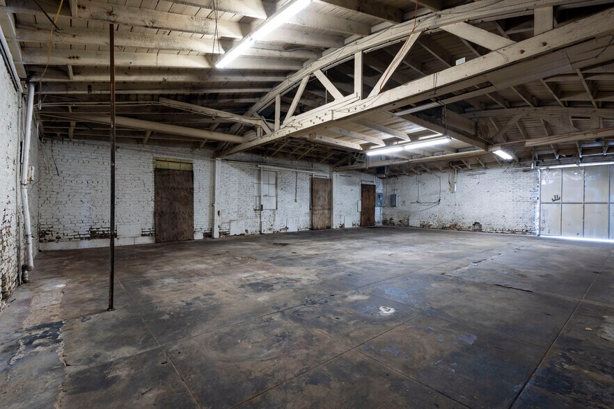 More Photos Of 110 E 62nd St, Los Angeles Auto Repair For Lease