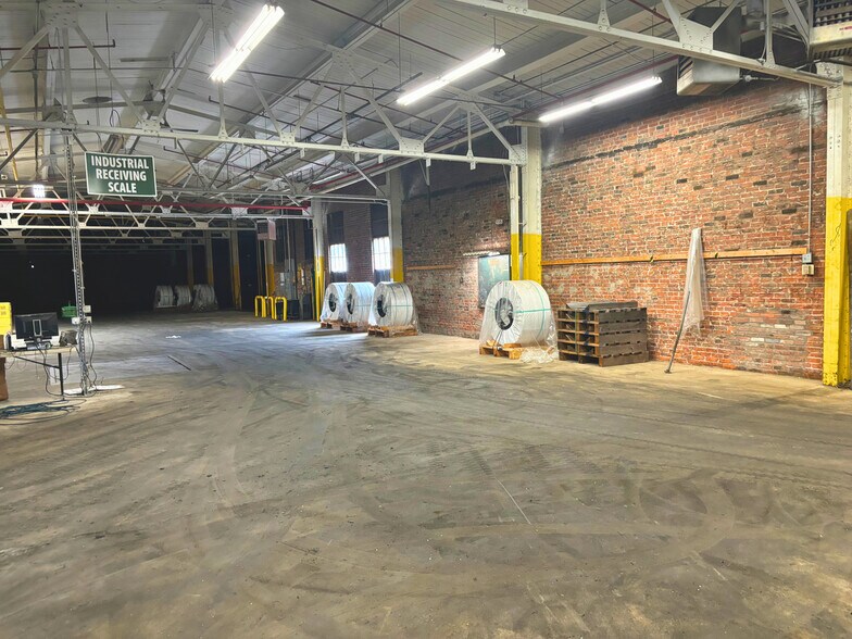More Photos Of 225 E Aurora St, Waterbury Warehouse For Lease
