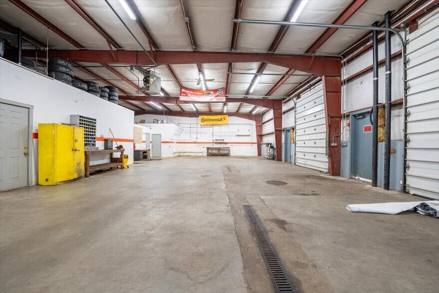 More Photos Of 31 Saint Jacques Ave, Agawam Service For Lease