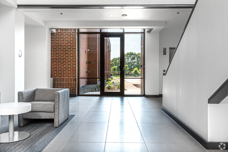 More Photos Of 17330 Preston Rd, Dallas Office For Lease