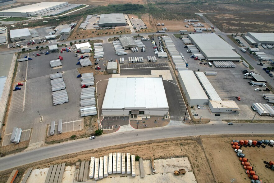 More Photos Of 13609 Evolution Lp, Laredo Warehouse For Lease