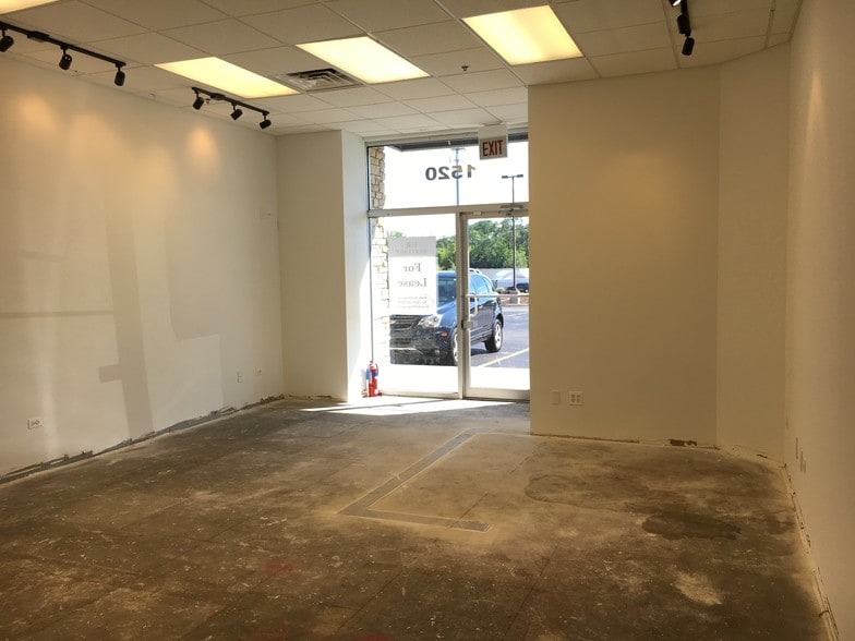 More Photos Of 1520 Lake St, Roselle Freestanding For Lease
