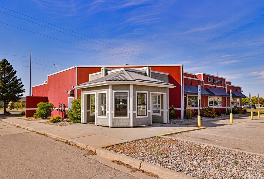 More Photos Of 2675 32nd Ave S, Grand Forks Restaurant For Sale
