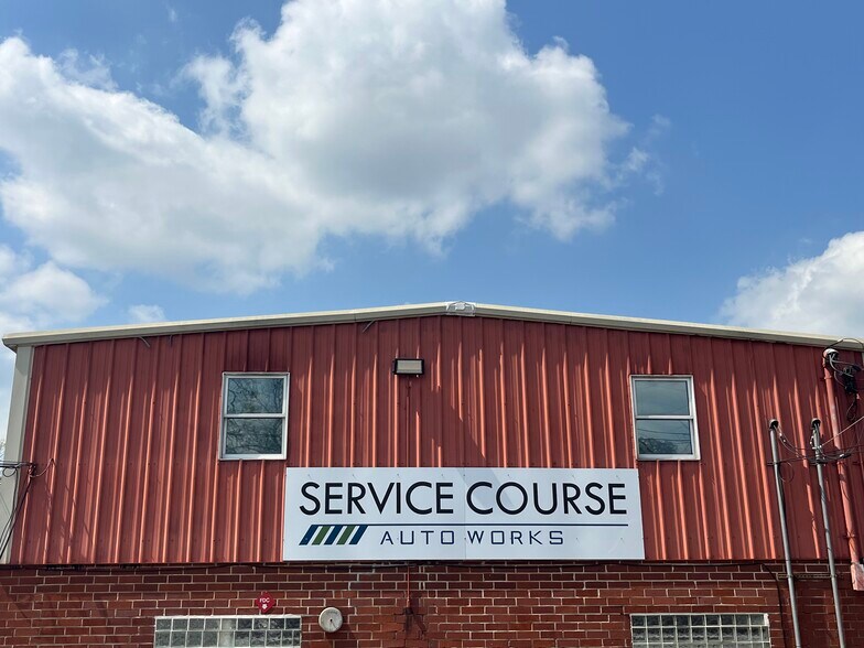 More Photos Of 334 N Clarendon Ave, Scottdale Warehouse For Lease