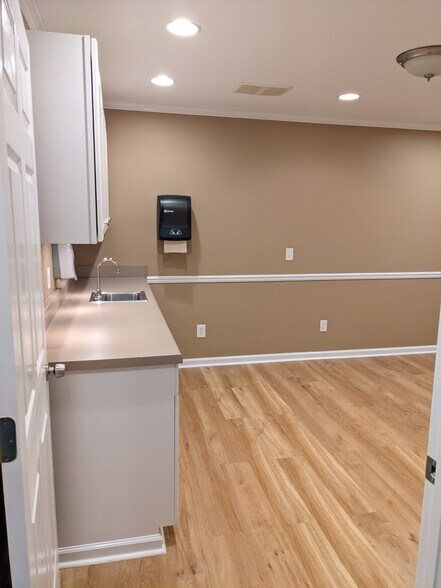 More Photos Of 806 Glover Ave, Enterprise Office For Lease