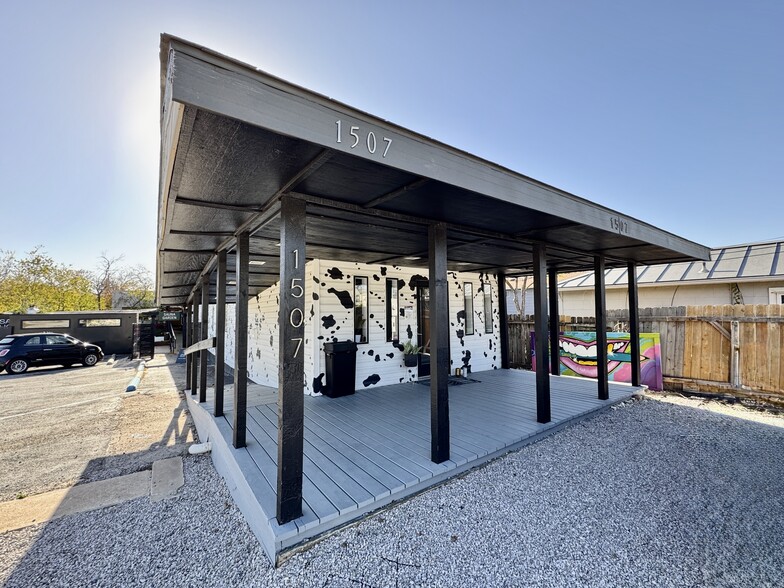 More Photos Of 1507 W North Loop Blvd, Austin Freestanding For Lease