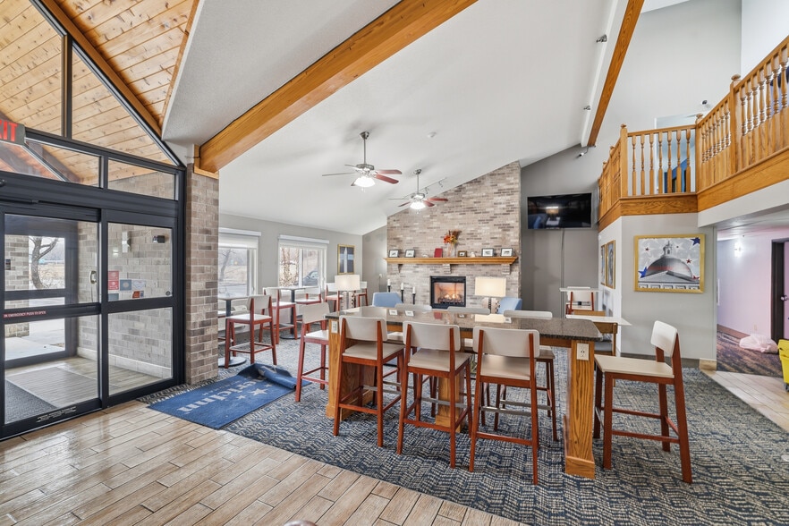 More Photos Of 4675 White Bear Pky, White Bear Lake Hotel For Sale