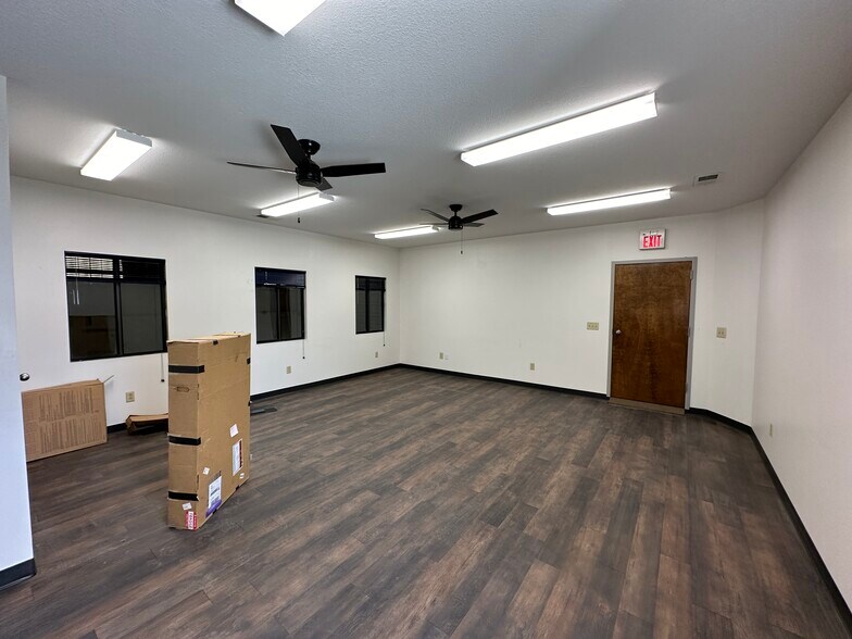More Photos Of 3490 Manchester Tfwy, Kansas City Warehouse For Lease