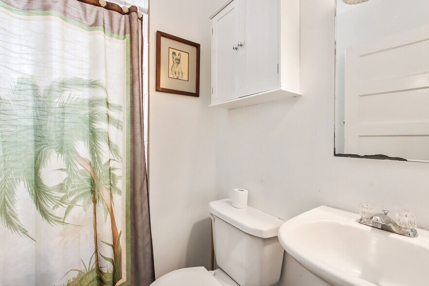 More Photos Of 516 Ash St, Fernandina Beach Freestanding For Lease