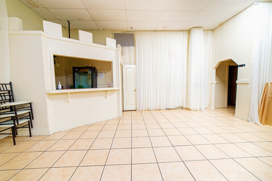 More Photos Of 819 Los Presidentes Ave, Laredo Storefront Retail Office For Sale